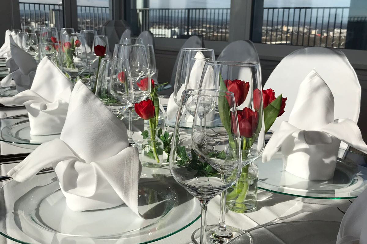 Tisch gedeckt in weiss