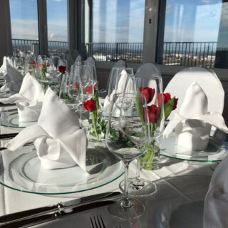 Tisch gedeckt in weiss